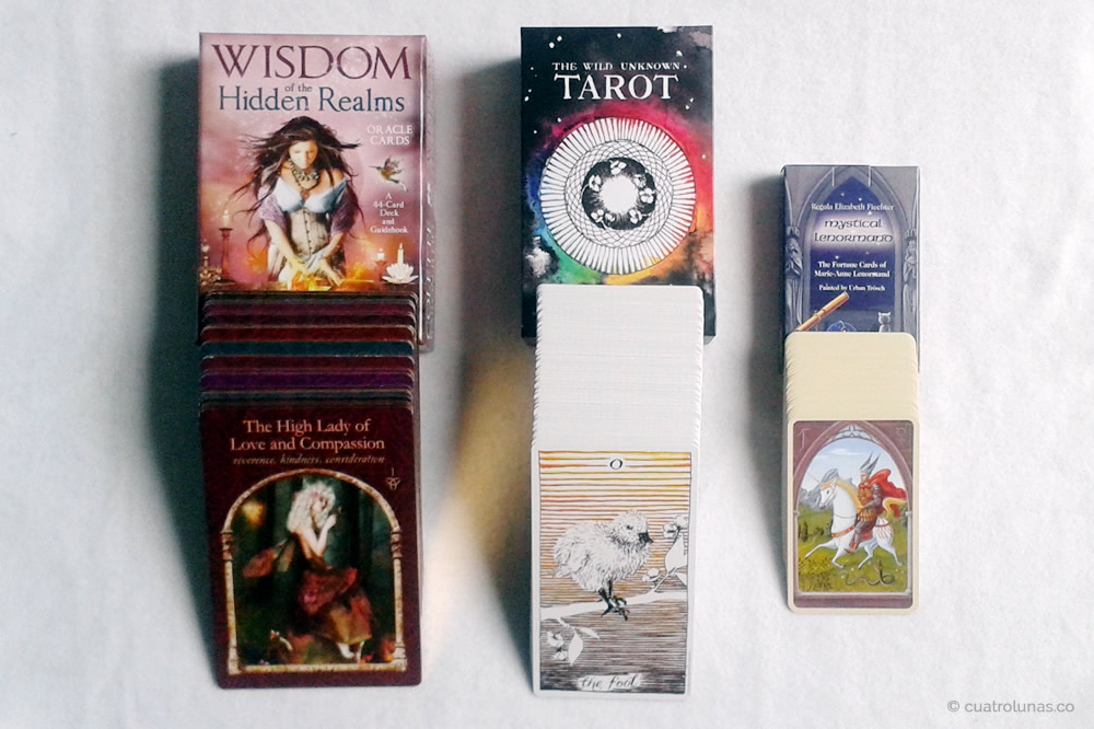 De izquierda a derecha: 1. Oráculo "Wisdom of the Hidden Realms" 2. Tarot "The Wild Unknown" 3. Oráculo "Mystical Lenormand"